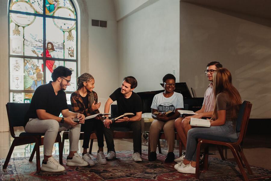 基督教研究和社区发展专业的学生在教堂里一起读书.